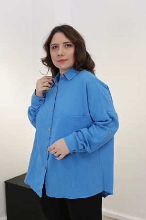 RENKTE ARKASI DÜĞMELİ MAVİ KETEN GÖMLEK