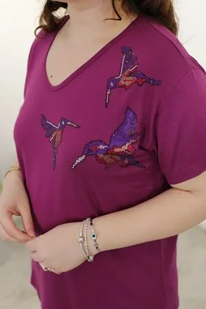 RENKTE BÜYÜK BEDEN KUŞ TAŞLI TASARIM MOR BLUZ