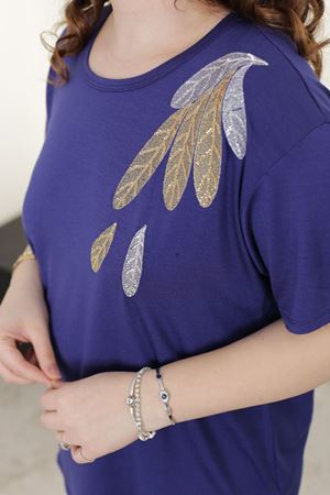 RENKTE BÜYÜK BEDEN YAPRAK PUL VE NAKIŞLI LACİVERT BLUZ