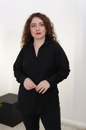 RENKTE BÜYÜK BEDEN ESNEK SİYAH GÖMLEK