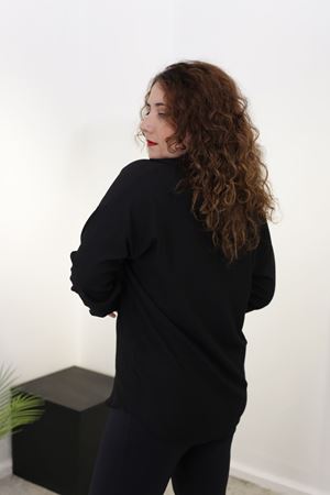 RENKTE BÜYÜK BEDEN ESNEK SİYAH GÖMLEK