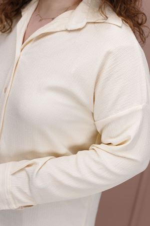 RENKTE BÜYÜK BEDEN ESNEK KREM GÖMLEK