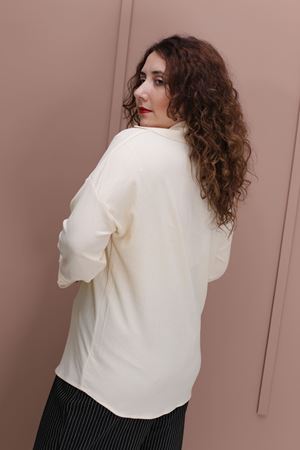 RENKTE BÜYÜK BEDEN ESNEK KREM GÖMLEK