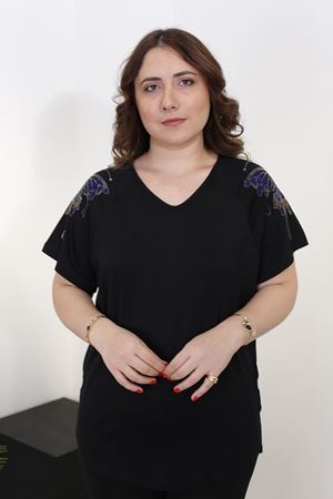 RENKTE BÜYÜK BEDEN OMUZLARI KELEBEK TAŞLI SİYAH BLUZ
