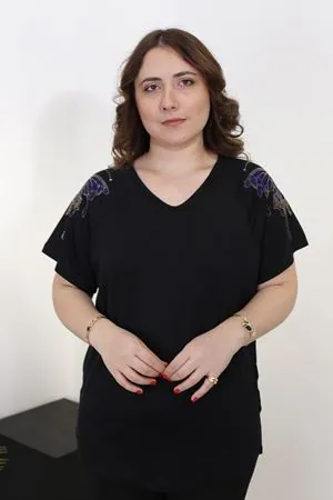 RENKTE BÜYÜK BEDEN OMUZLARI KELEBEK TAŞLI SİYAH BLUZ