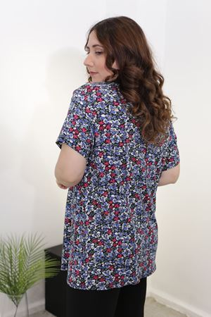 RENKTE BÜYÜK BEDEN DÜĞME PATLI DESENLİ BLUZ