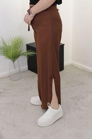 RENKTE GENİŞ PAÇA YIRTMAÇLI KAHVERENGİ PANTOLON