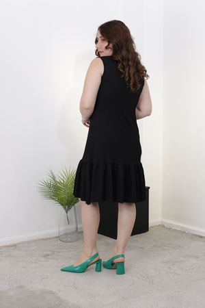 RENKTE KALIN ASKILI ETEK UCU VOLANLI SİYAH ELBİSE