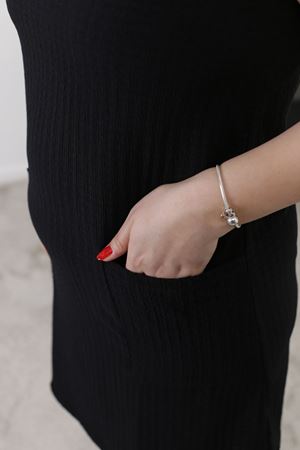 RENKTE KALIN ASKILI CEPLİ SİYAH ELBİSE