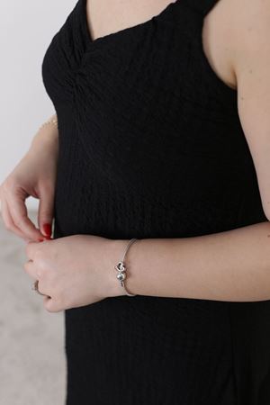 RENKTE KALIN ASKILI YAKA BÜZGÜLÜ SİYAH ELBİSE