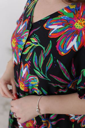 RENKTE VOLANLI DÜĞMELİ BÜYÜK BEDEN OTANTİK ELBİSE