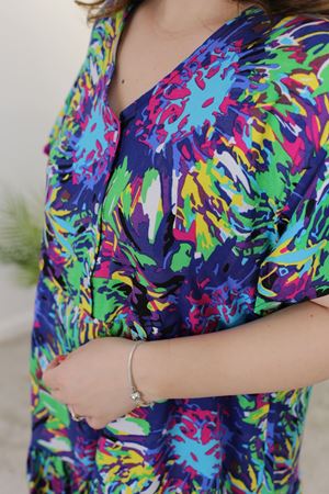 RENKTE VOLANLI DÜĞMELİ BÜYÜK BEDEN OTANTİK ELBİSE