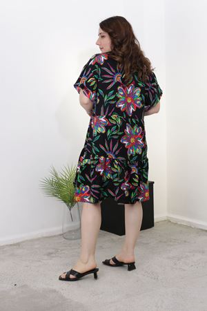 RENKTE VOLANLI DÜĞMELİ BÜYÜK BEDEN OTANTİK ELBİSE