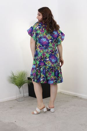 RENKTE VOLANLI DÜĞMELİ BÜYÜK BEDEN OTANTİK ELBİSE