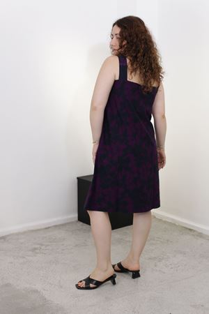 RENKTE ASKILI DESENLİ ELBİSE