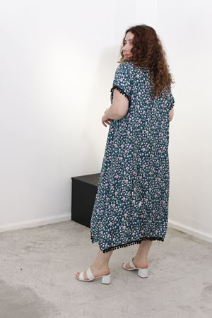 RENKTE KOL ETEK UCU PONPON DETAY BÜYÜK BEDEN OTANTİK ELBİSE