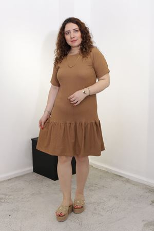 RENKTE ETEĞİ VOLANLI KISA KOLLU KAHVE ELBİSE