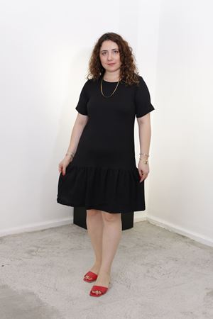 RENKTE ETEĞİ VOLANLI KISA KOLLU SİYAH ELBİSE