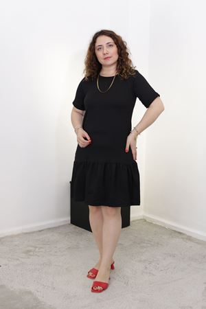 RENKTE ETEĞİ VOLANLI KISA KOLLU SİYAH ELBİSE