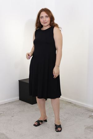 RENKTE GENİŞ KESİM KALIN ASKILI SİYAH BASİC ELBİSE