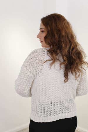 RENKTE ÇİLEK DESENLİ BEYAZ TRİKO HIRKA