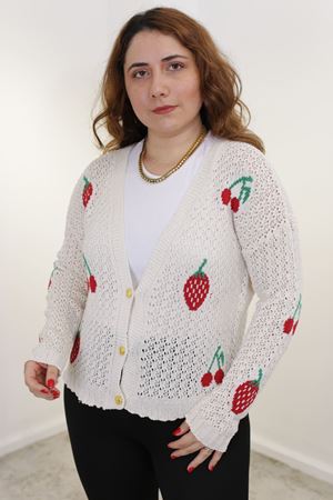 RENKTE ÇİLEK DESENLİ BEYAZ TRİKO HIRKA