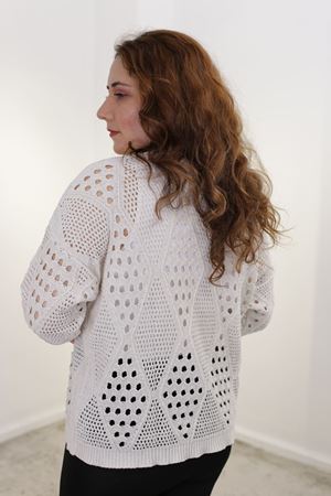 RENKTE ÖRGÜLÜ BEYAZ TRİKO KAZAK