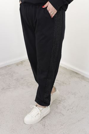 RENKTE BATTAL BEDEN ORTASI DESENLİ SİYAH EŞOFMAN TAKIMI