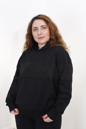 RENKTE BATTAL BEDEN ORTASI DESENLİ SİYAH EŞOFMAN TAKIMI