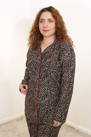 RENKTE BÜYÜK BEDEN DESENLİ KADİFE PİJAMA TAKIMI