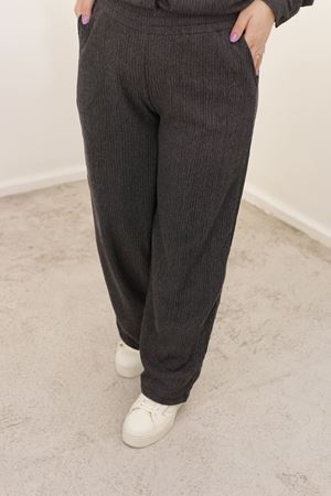 RENKTE BÜYÜK BEDEN SİYAH GÖMLEK PANTOLON TAKIMI