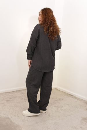 RENKTE BÜYÜK BEDEN SİYAH GÖMLEK PANTOLON TAKIMI