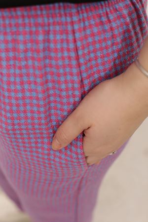 RENKTE DESENLİ KAŞE PANTOLON