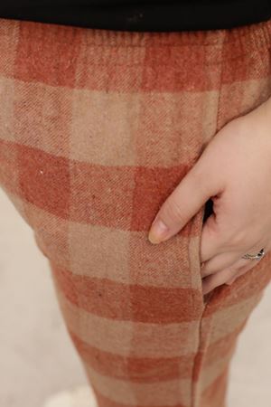 RENKTE DESENLİ KAŞE PANTOLON