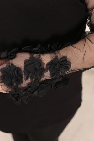 RENKTE GENİŞ KESİM KOLLARI ÇİÇEKLİ SİYAH BLUZ