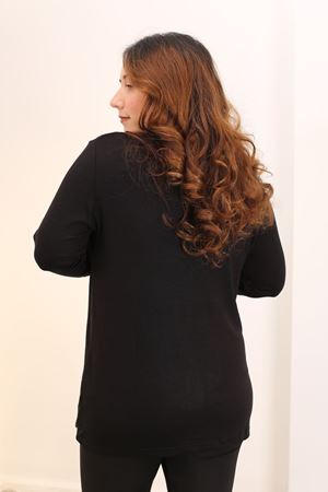 RENKTE GENİŞ KESİM FİLE DETAY SİYAH BLUZ