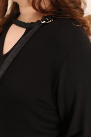 RENKTE GENİŞ KESİM YAKASI DERİ DETAY SİYAH BLUZ