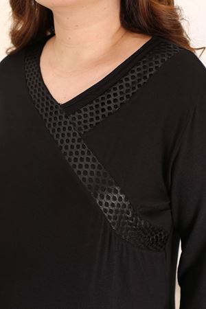 RENKTE GENİŞ KESİM FİLE DETAY SİYAH BLUZ