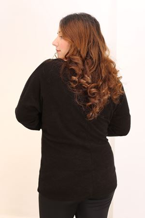 RENKTE GENİŞ KESİM YAKASI TÜL DETAY SİYAH BLUZ