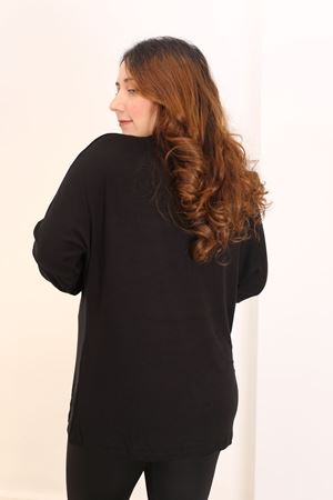 RENKTE GENİŞ KESİM CEP PAYETLİ SİYAH BLUZ