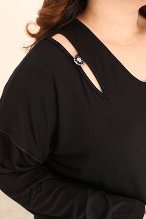 RENKTE GENİŞ KESİM YAKASI DÜĞME DETAY SİYAH BLUZ