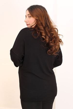RENKTE GENİŞ KESİM YAKASI DÜĞME DETAY SİYAH BLUZ