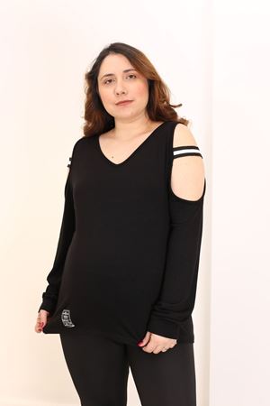 RENKTE GENİŞ KESİM OMUZ DEKOLTELİ SİYAH BLUZ