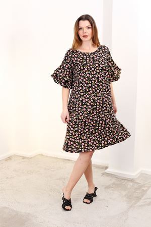 RENKTE GENİŞ KESİM KOLU VOLANLI DESENLİ ELBİSE