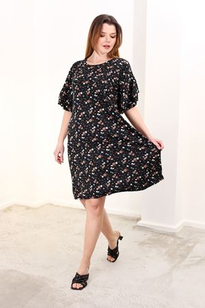 RENKTE GENİŞ KESİM KOLU VOLANLI DESENLİ ELBİSE