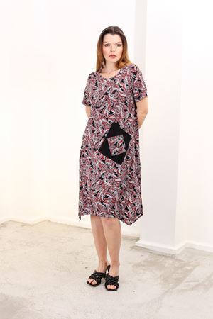 RENKTE BÜYÜK BEDEN CEPLİ DESENLİ ELBİSE