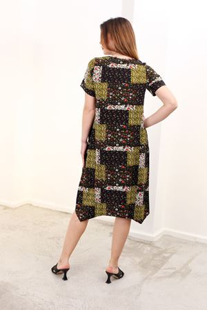 RENKTE BÜYÜK BEDEN CEPLİ DESENLİ ELBİSE