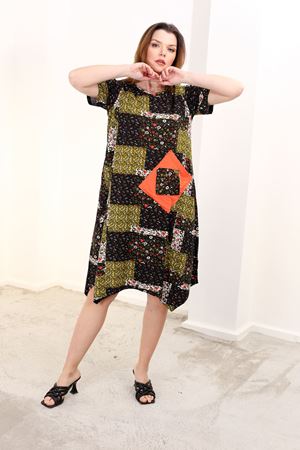 RENKTE BÜYÜK BEDEN CEPLİ DESENLİ ELBİSE