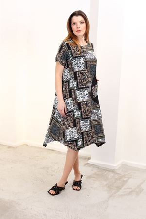 RENKTE BÜYÜK BEDEN CEPLİ DESENLİ ELBİSE