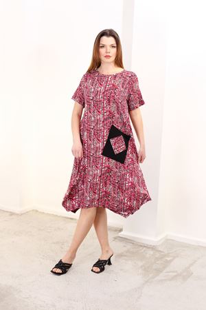 RENKTE BÜYÜK BEDEN CEPLİ DESENLİ ELBİSE